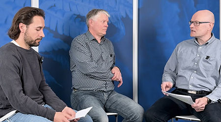 Otto Veijola, Jari Saarola, Mika Tynkkynen istuvat Tutka-aseman studiossa ja keskustelevat